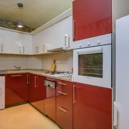 Lovely House, Near Center, 말리로시니
